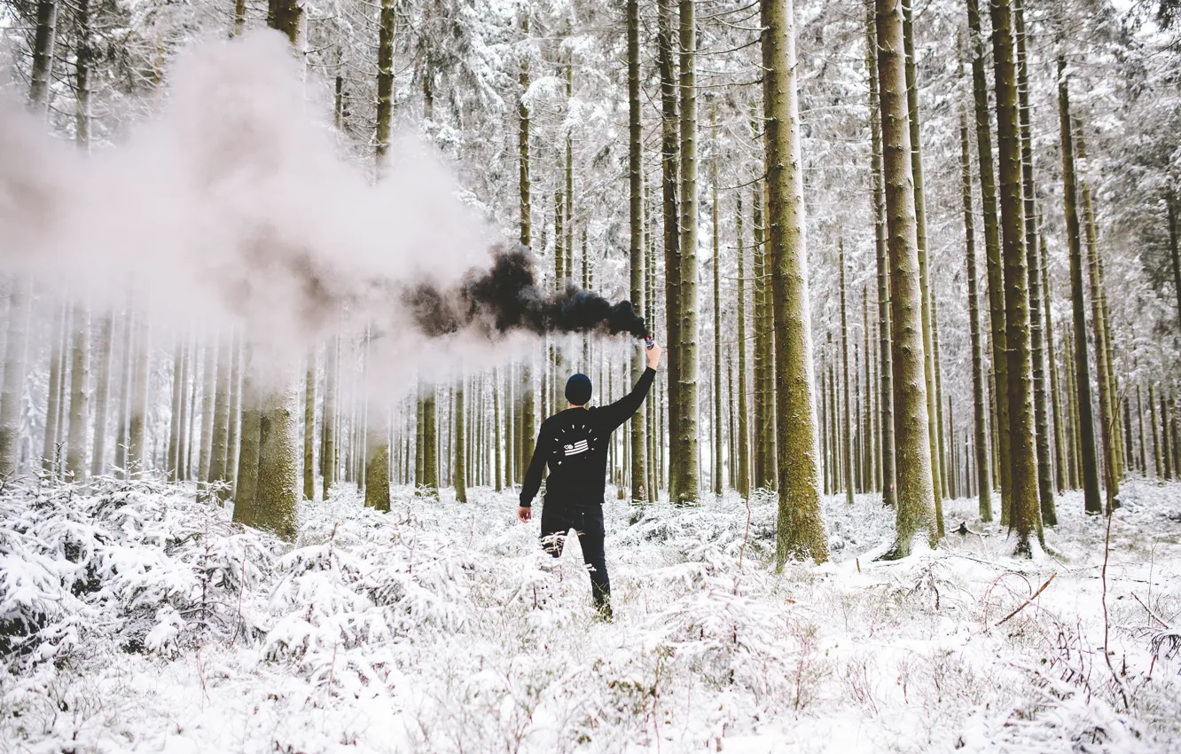 Фото обои зима, лес, снег, черный, дым, мужчина