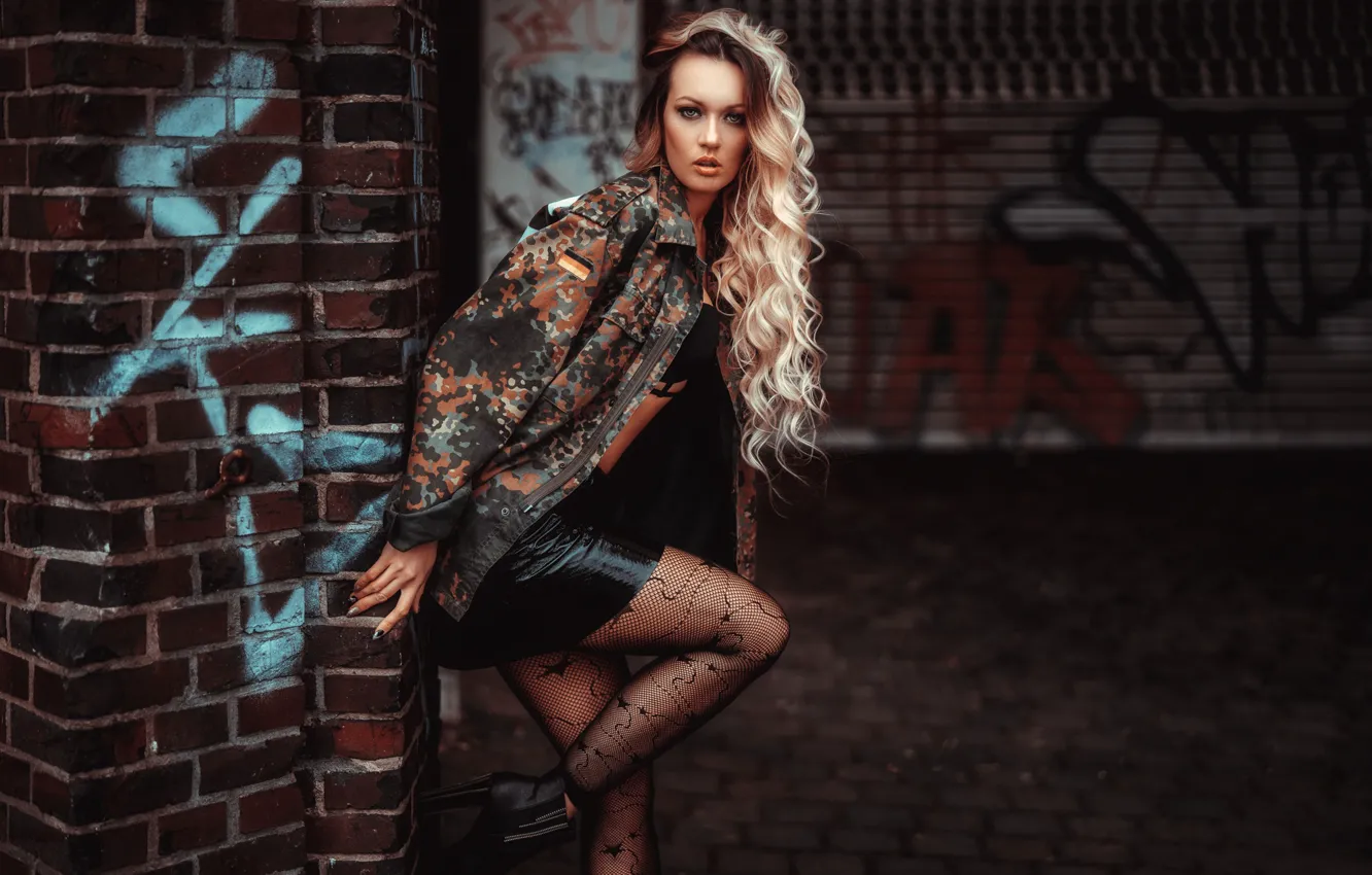 Фото обои поза, стена, модель, волосы, куртка, ножки, локоны, Olya Alessandra