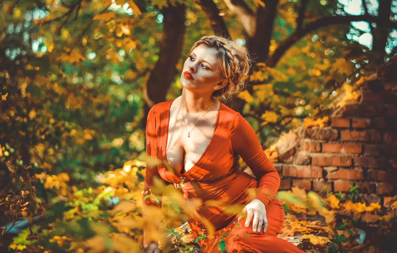Фото обои осень, листья, девушка, свет, портрет, тень, макияж, декольте