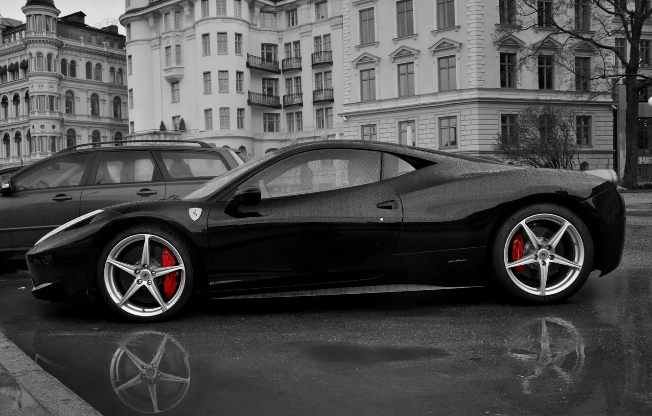 Фото обои дождь, ч/б, ferrari 458 italia, красные тормоза