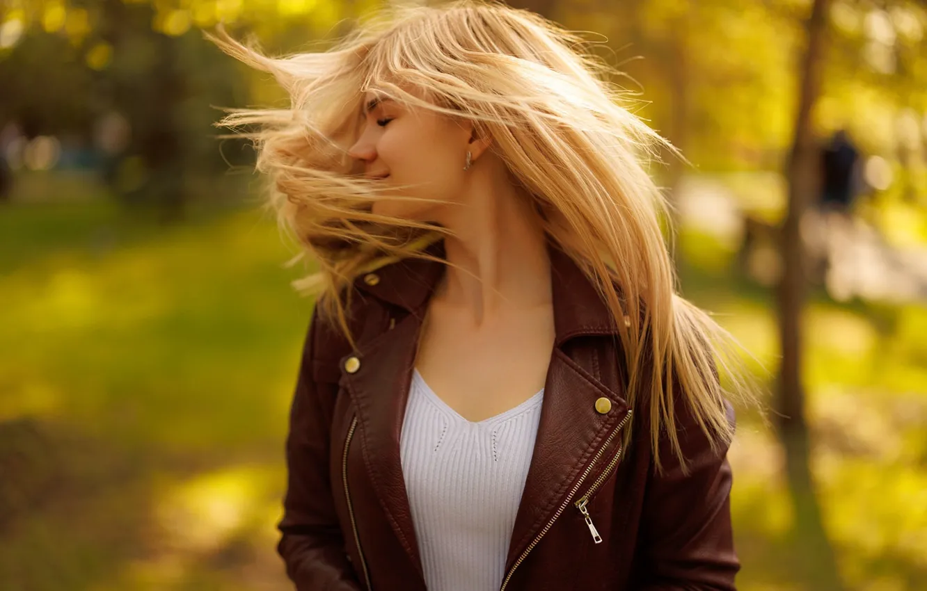 Фото обои trees, nature, model, women, bokeh, blonde, jacket, leather jacket