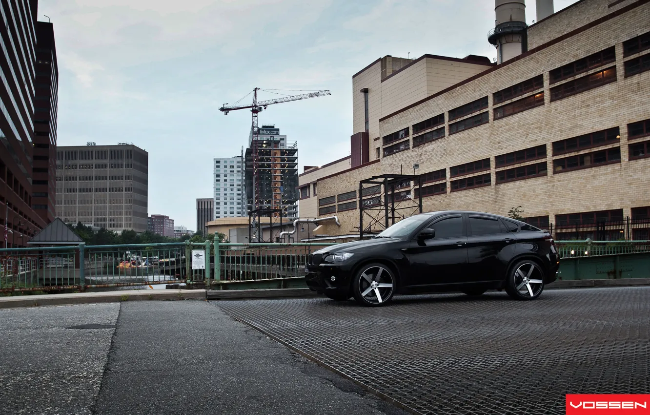 Фото обои черный, здания, дома, джип, диски, Tuning, BMW X6, Vossen