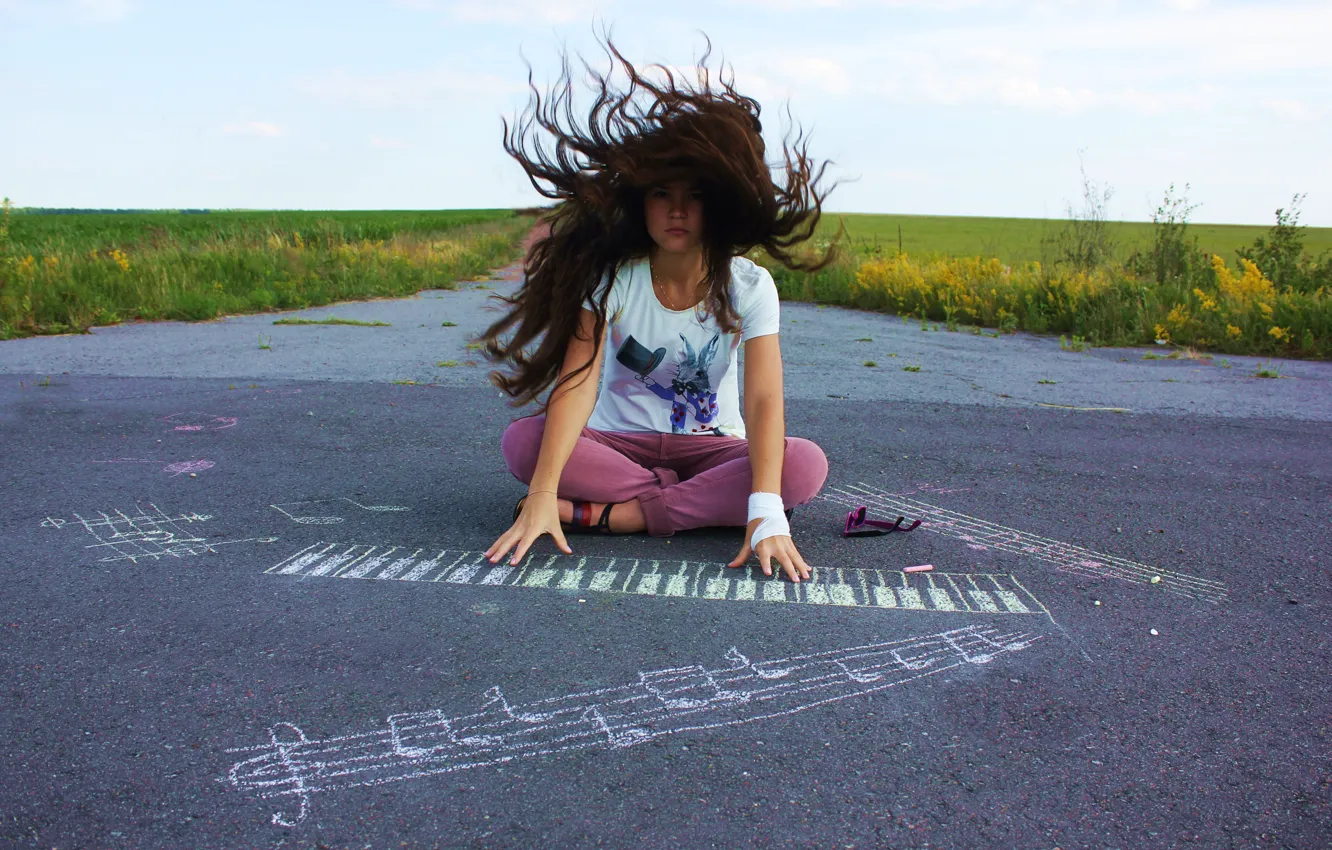 Фото обои девушка, музыка, фантазия, растрепанные волосы, порыв ветра, сидя на асфальте, рисунок мелом