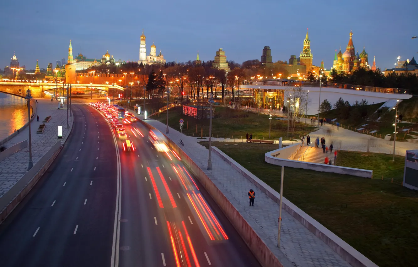 Фото обои дорога, город, парк, вечер, освещение, Москва, собор, башни