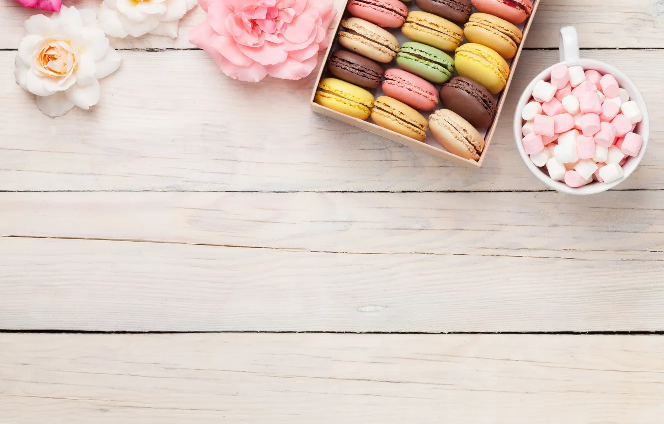 Фото обои цветы, подарок, colorful, wood, pink, flowers, macarons, gift box