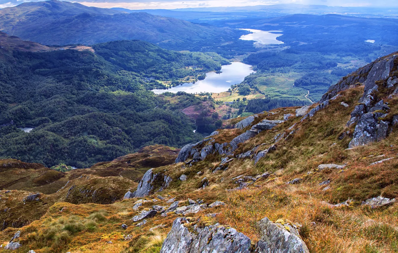 Фото обои трава, горы, камни, поля, озера, склон, Шотландия, панорама