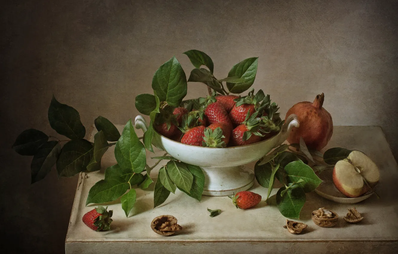 Фото обои листья, ягоды, яблоко, клубника, натюрморт, гранат, грецкие орехи