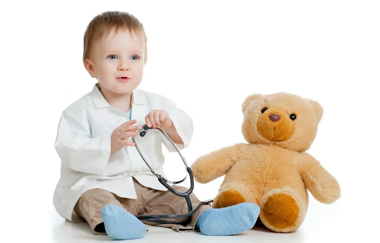 Фото обои мальчик, мишка, ребёнок, халат, стетоскоп, белый фон, юный доктор