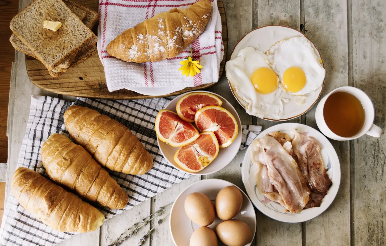 Фото обои яйца, хлеб, цитрусы, скатерть, бекон, круассаны
