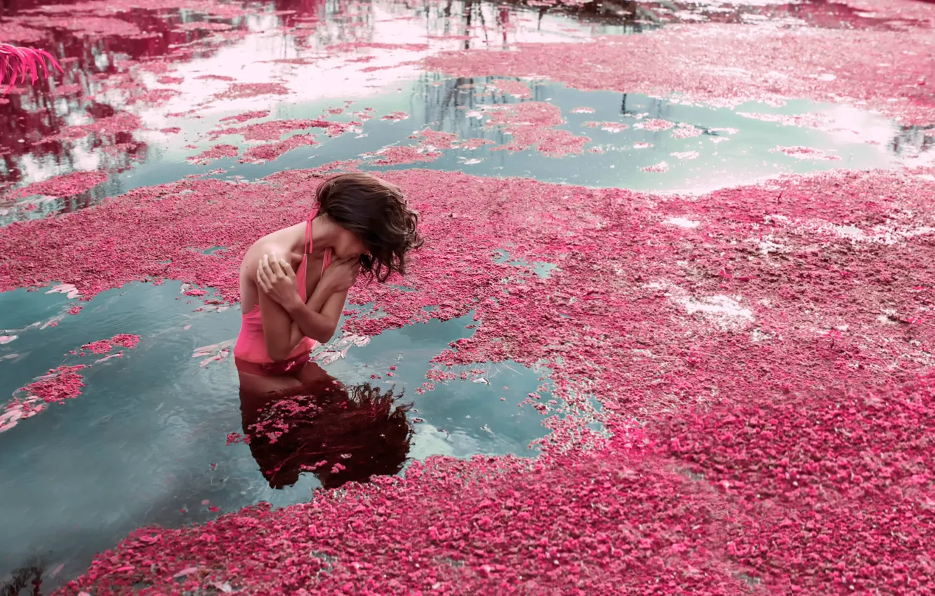 Фото обои девушка, река, течение, цветение, в воде