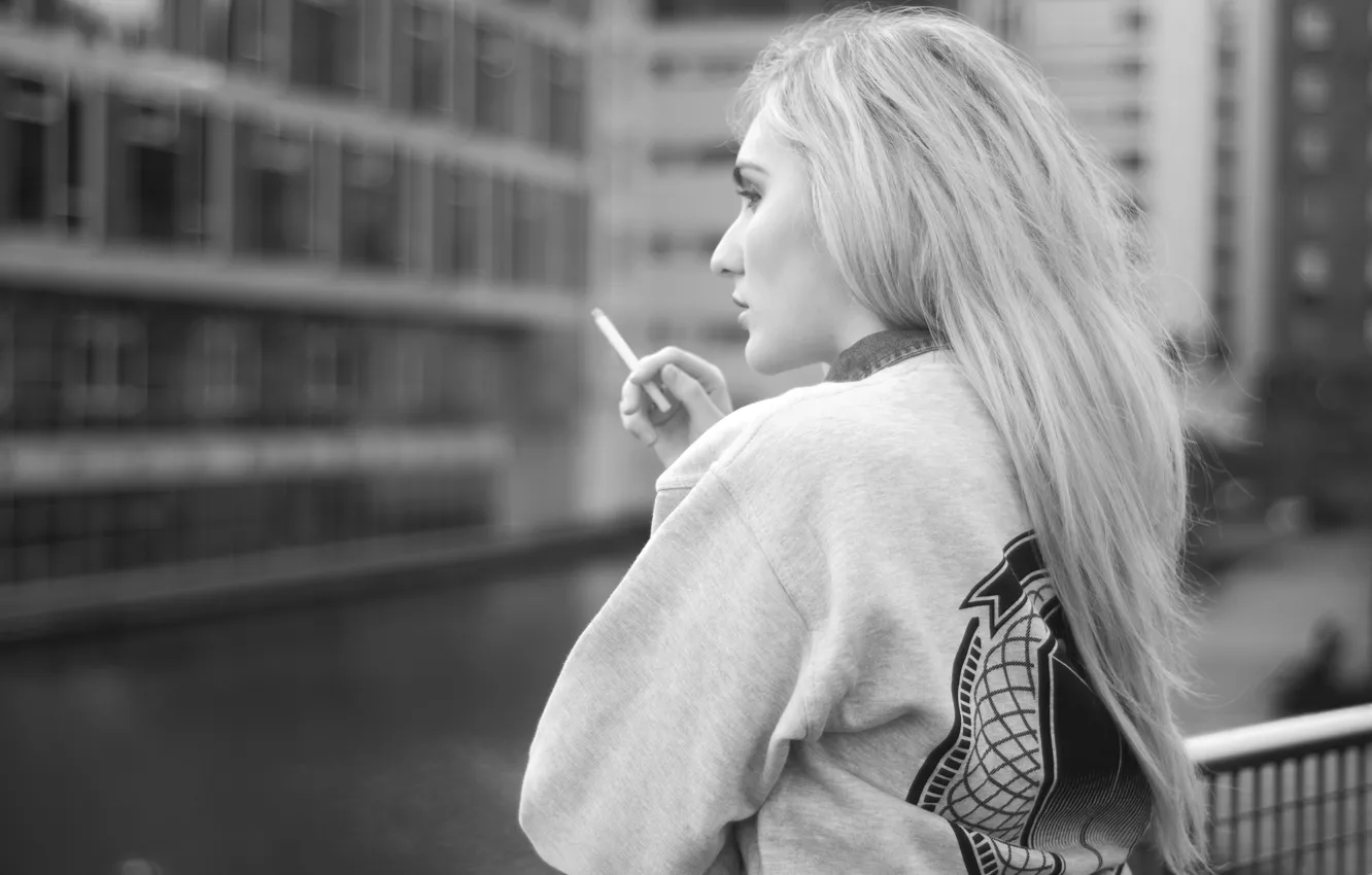 Фото обои city, girl, woman, model, bokeh, cigarette, black and white, female
