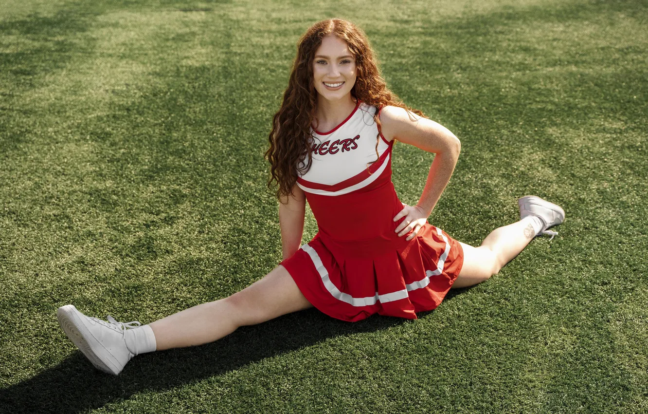 Фото обои cheerleader, splits, doing, full shot