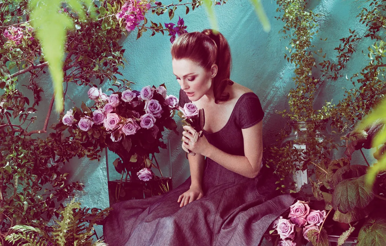 Фото обои woman, flowers, beauty, garden, redhead, roses, actress, julianne moore