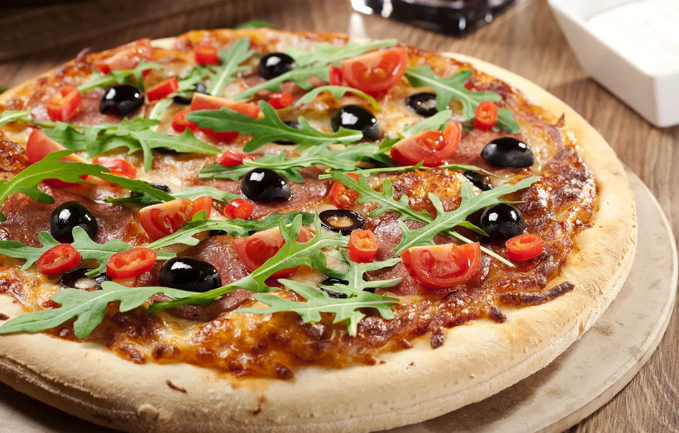 Фото обои сыр, пицца, помидоры, оливки, колбаса, выпечка, pizza, cheese