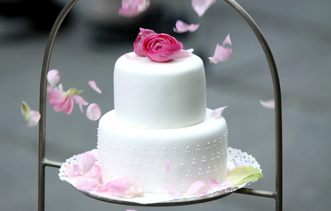 Фото обои цветы, торт, ярусы, ранункулюс, свадебный
