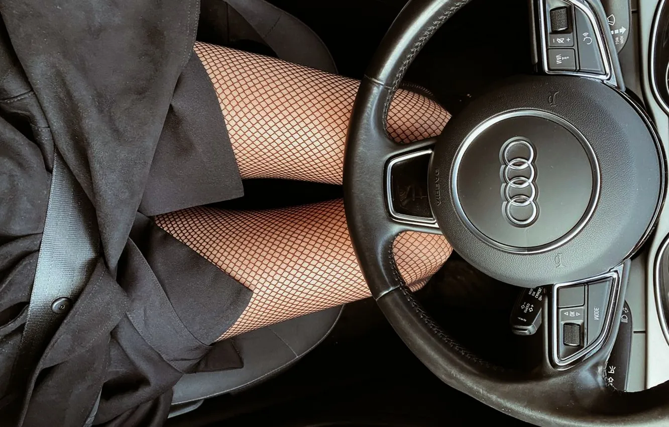 Фото обои авто, девушка, Audi, ноги, руль, стройные ножки