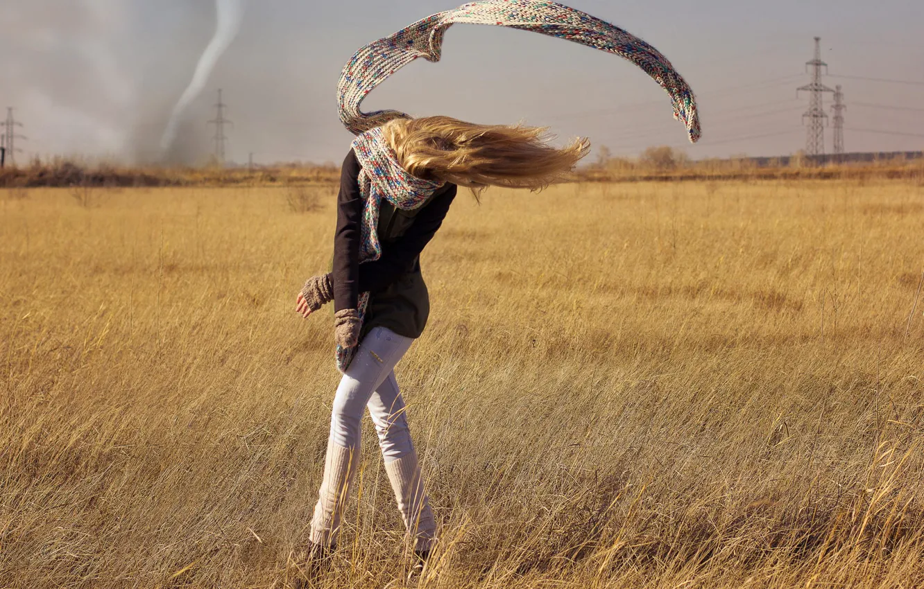 Фото обои поле, девушка, шарф, торнадо