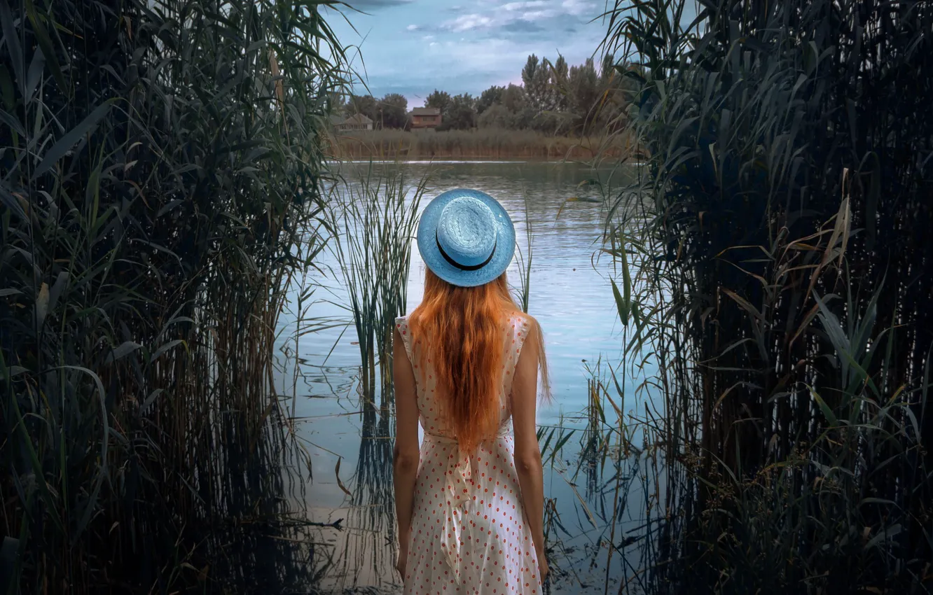 Фото обои девушка, река, платье, шляпка, Михаил Потапов