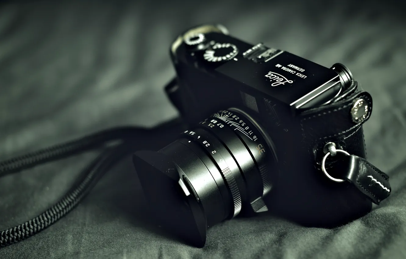 Фото обои фотоаппарат, объектив, корпус, чехол, затвор, тёмный фон, диафрагма, «Leica»