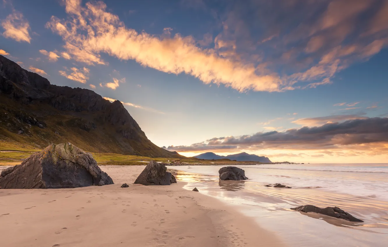 Фото обои песок, море, пляж, облака, пейзаж, горы, следы, природа