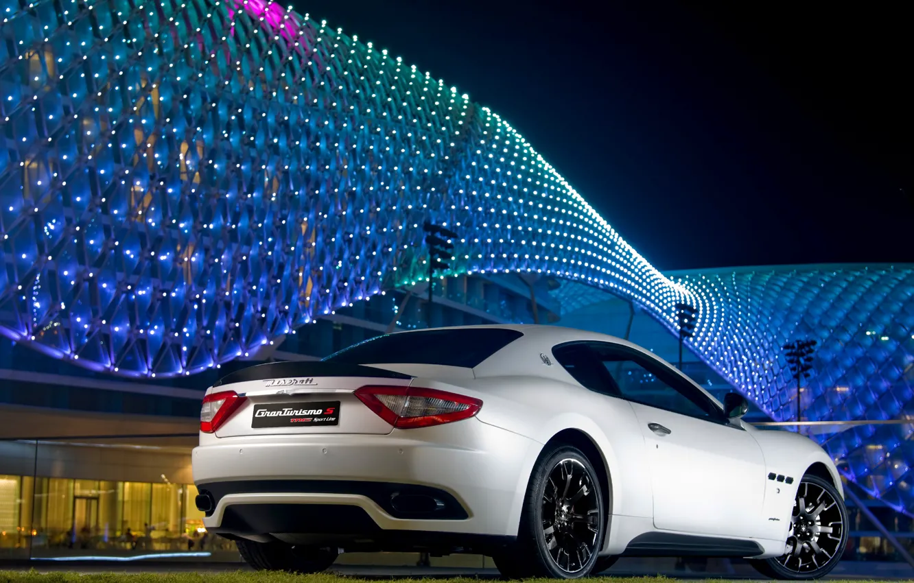 Фото обои ночь, здание, white, яркое, auto, Maserati GranTurismo S