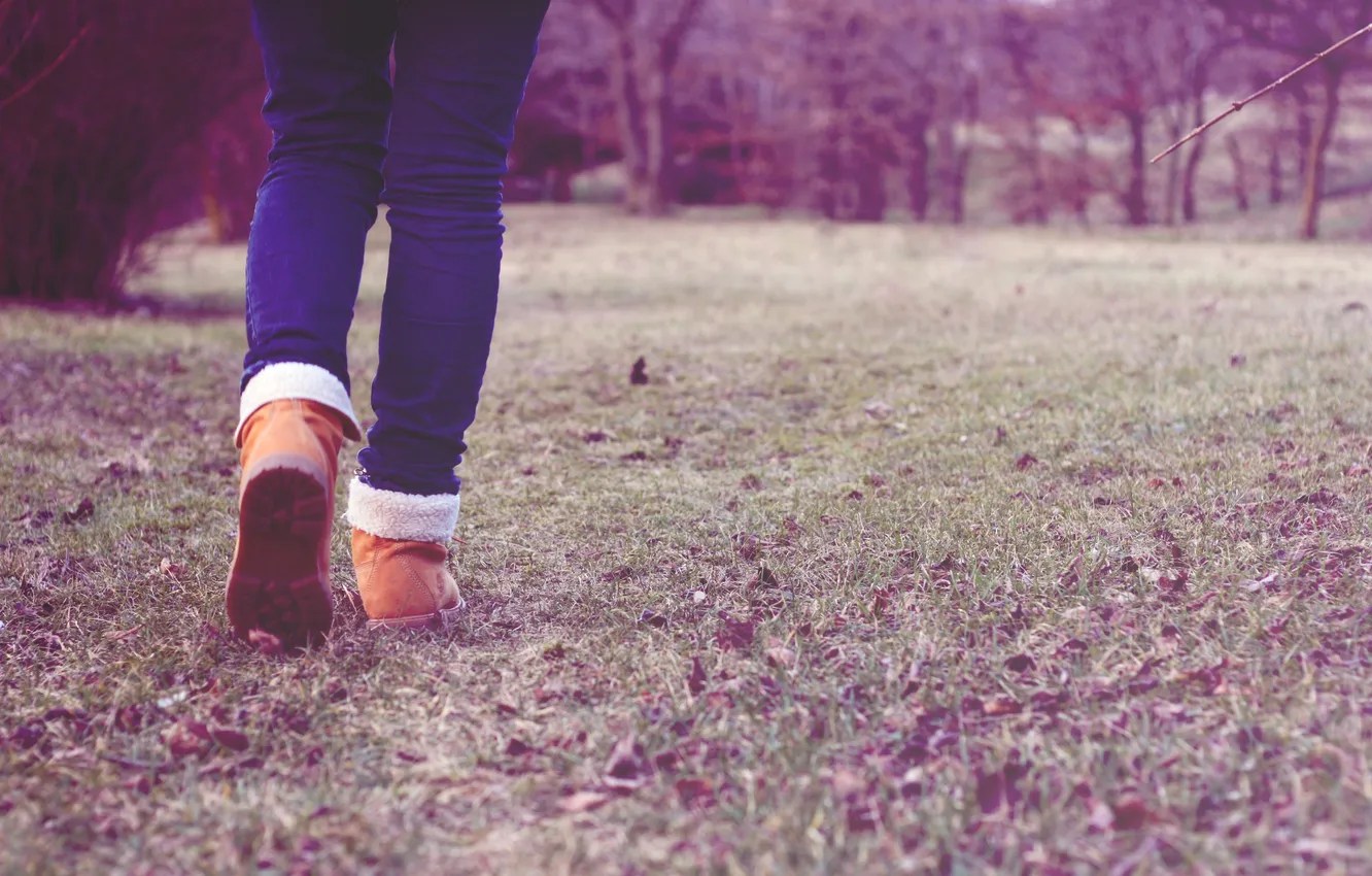 Фото обои трава, ноги, джинсы, ботинки, шаг, уход