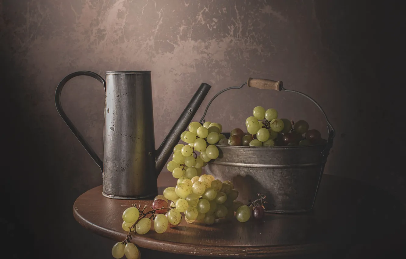 Фото обои зеленый, темный фон, стол, стена, круглый, еда, виноград, ведро