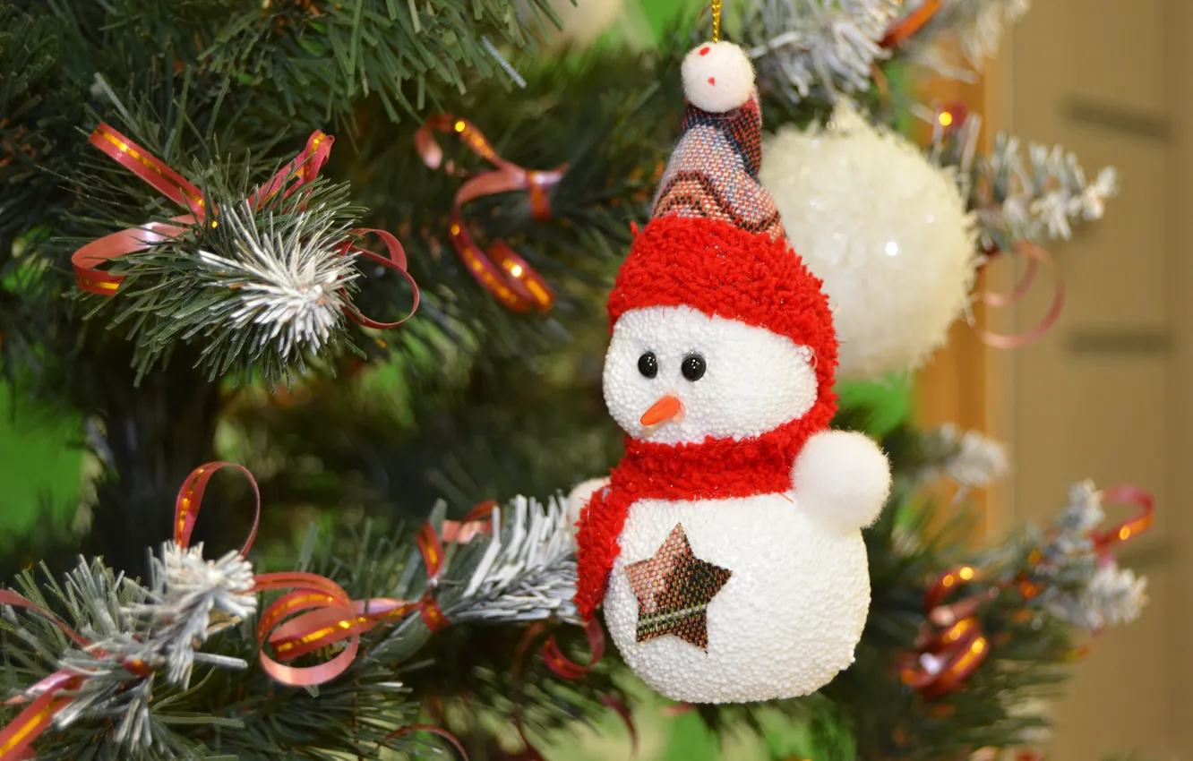 Фото обои праздник, Рождество, Новый год, снеговик, хвоя, ёлочные игрушки, новогодняя ёлка