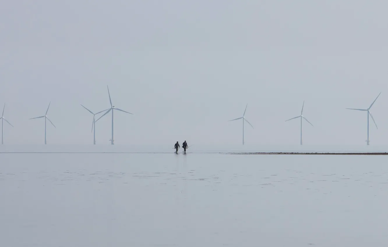 Фото обои море, туман, ветряки, рыбаки