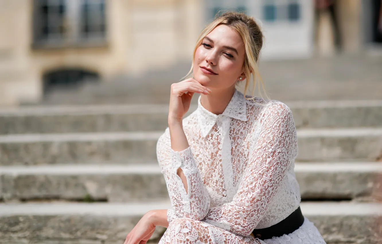 Фото обои взгляд, поза, модель, макияж, model, ступенки, make up, Karlie Kloss