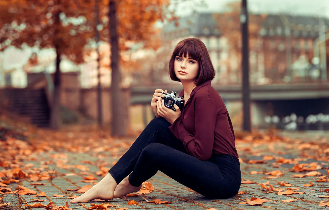 Фото обои осень, листья, фотоаппарат, ножки, губки, Marie, Lods Franck
