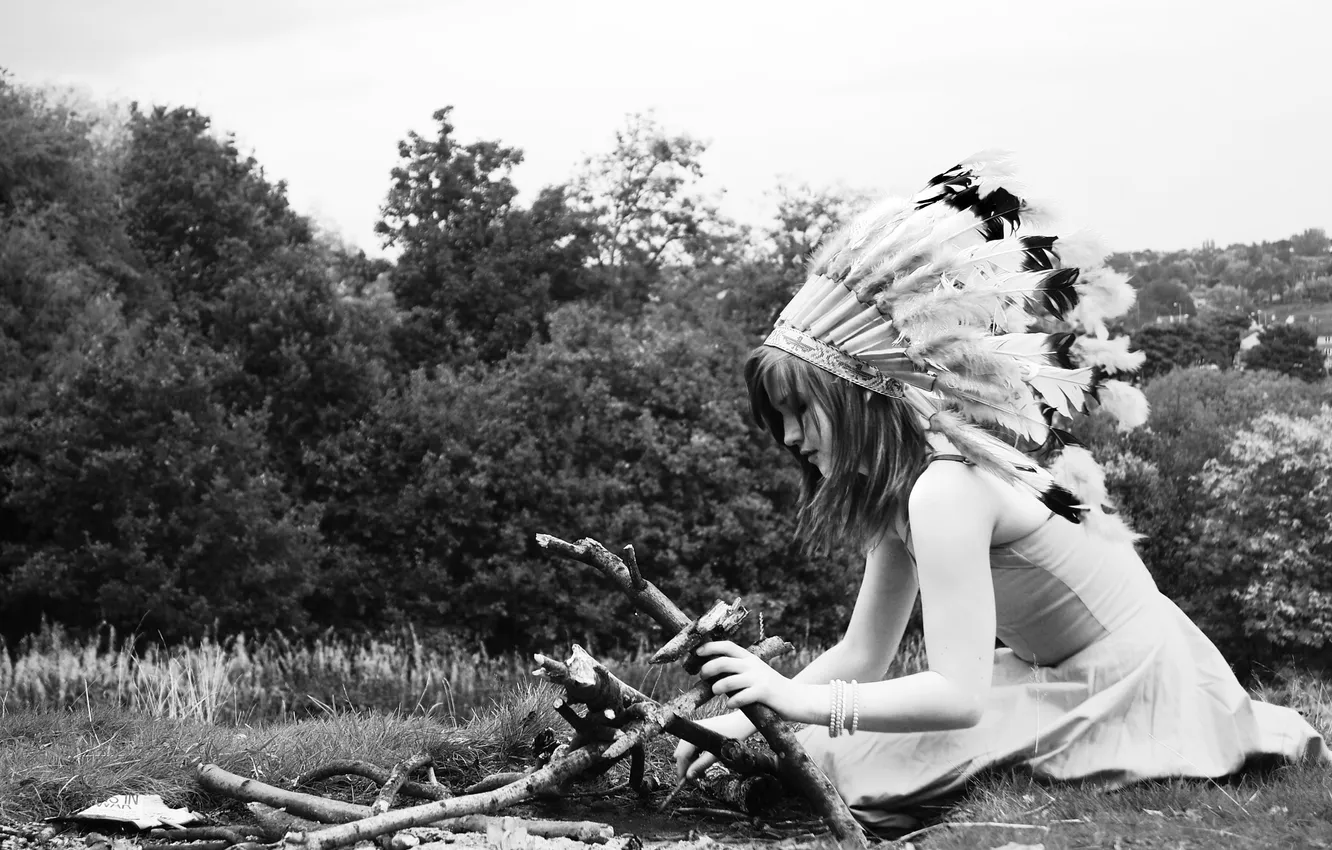 Фото обои лето, девушка, природа, перья, сидит, костёр, головной убор