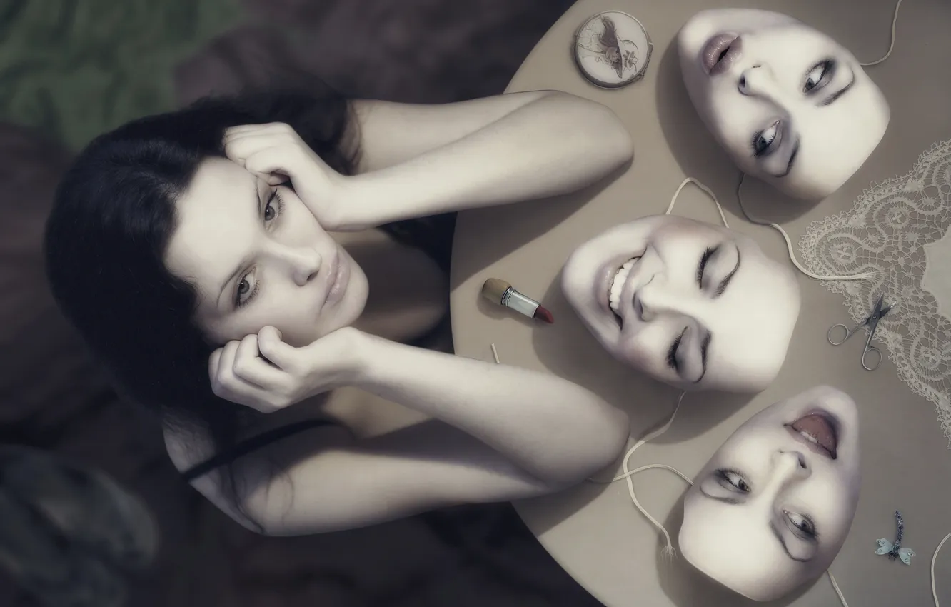 Фото обои девушка, креатив, усталость, зеркало, помада, брюнетка, маски, ножницы