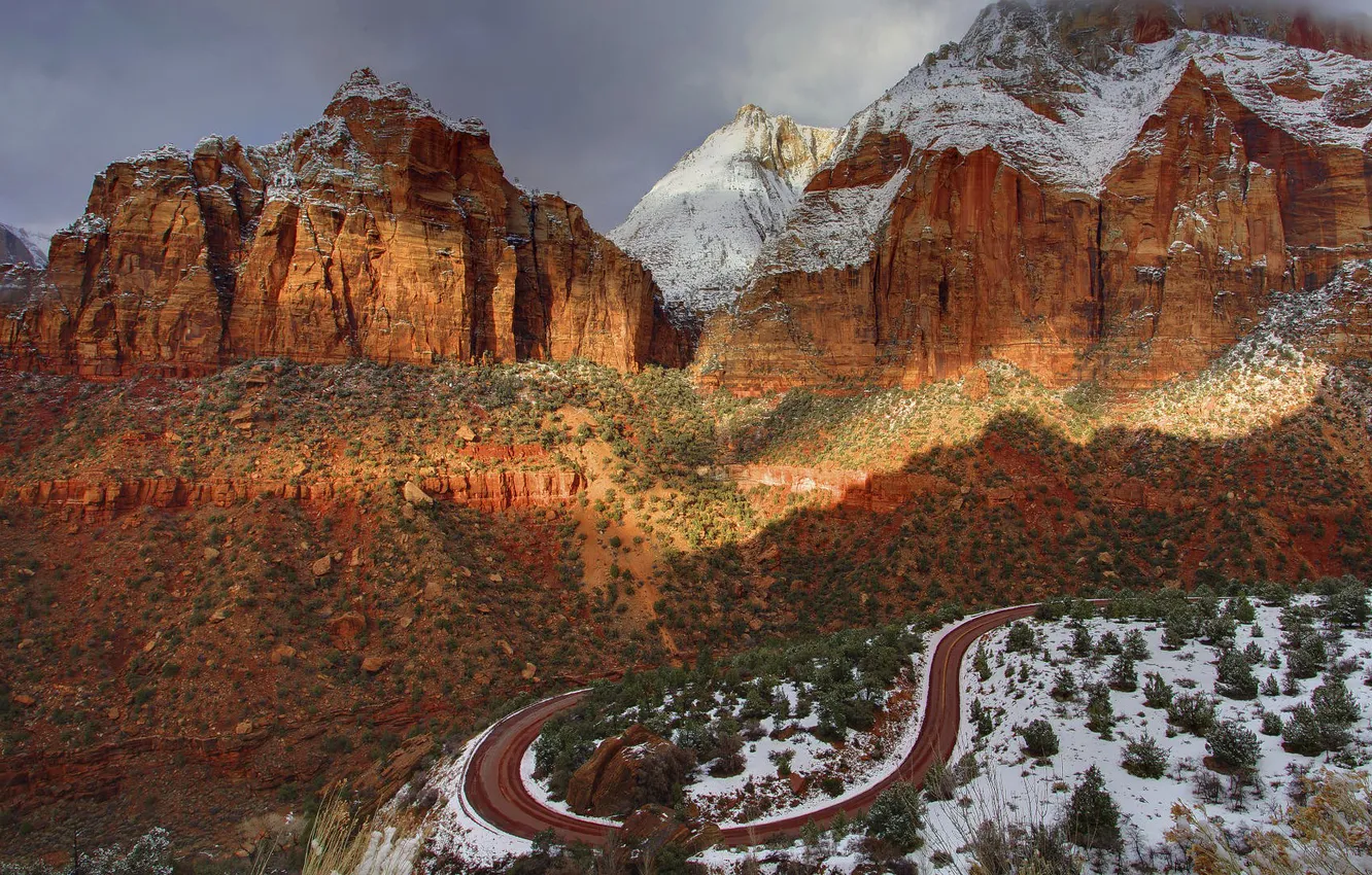 Фото обои зима, дорога, небо, снег, закат, каньон, деревце