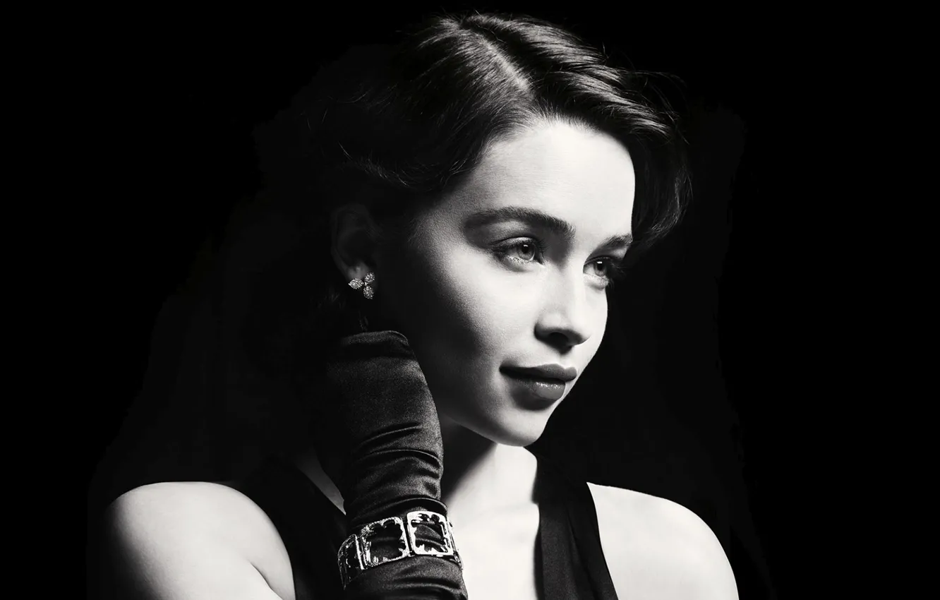 Фото обои платье, актриса, перчатки, причёска, нуар, чёрный фон, винтаж, emilia clarke