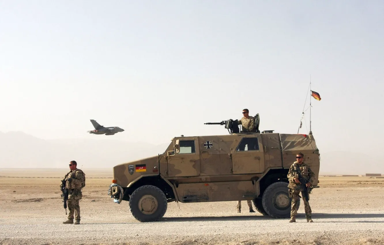 Фото обои gun, pistol, fighter, soldiers, desert, aircraft, weapon, war