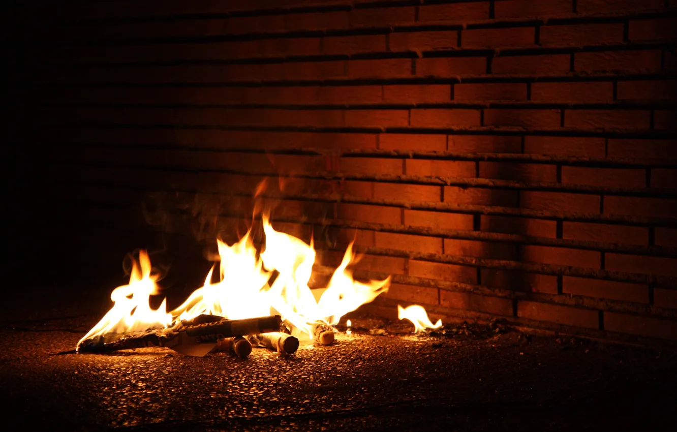 Фото обои стена, огонь, пламя, костер