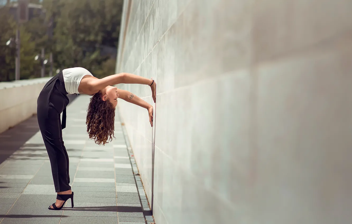Фото обои девушка, стена, танец, грация, Mira Boumejmajen