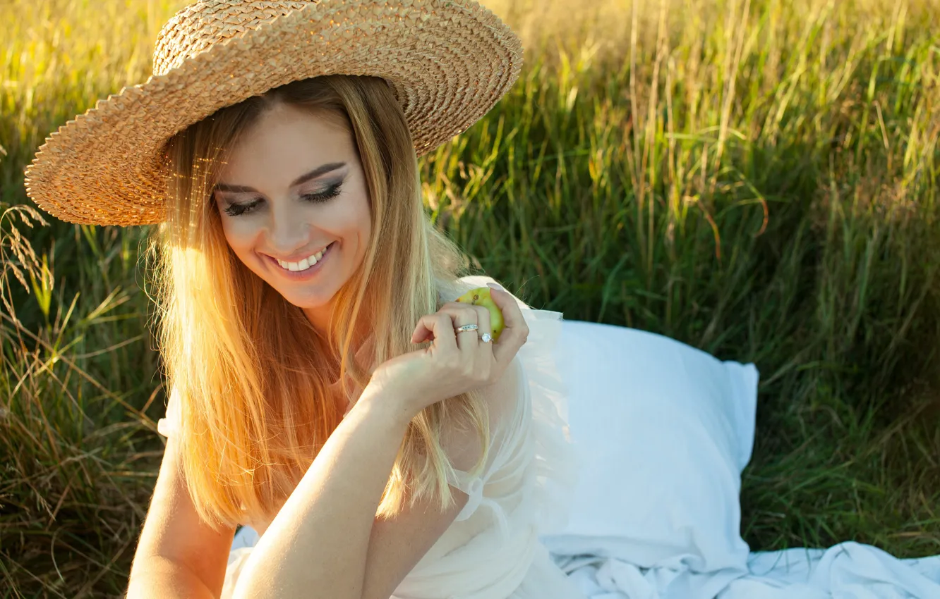 Фото обои трава, девушка, лицо, поза, улыбка, настроение, яблоко, шляпа