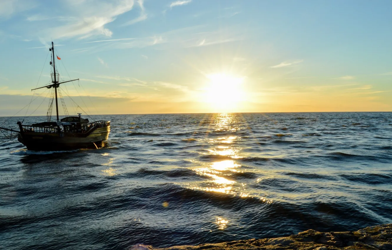 Фото обои море, солнце, отражение, рассвет, берег, корабль, парусник, утро