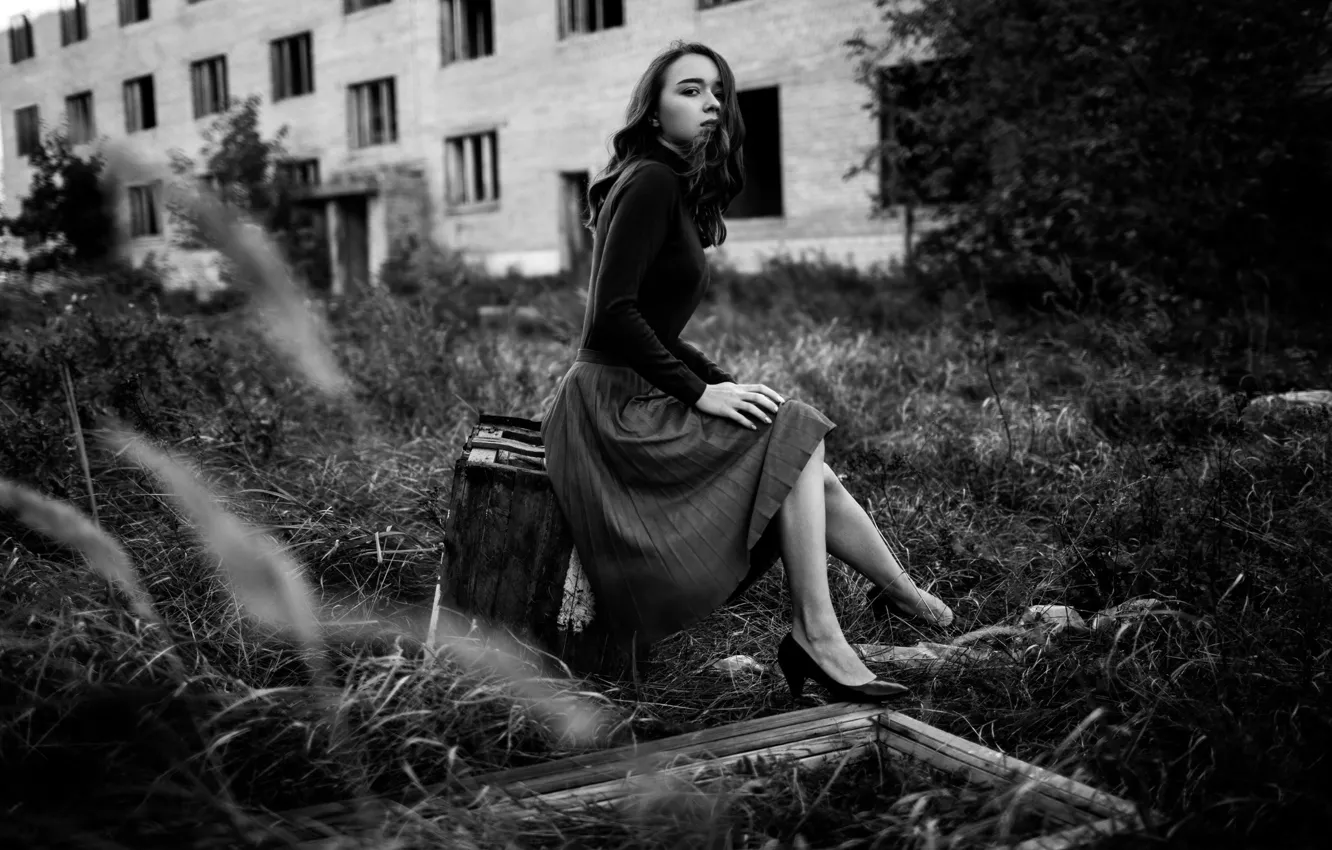 Фото обои трава, взгляд, поза, дом, модель, юбка, портрет, макияж