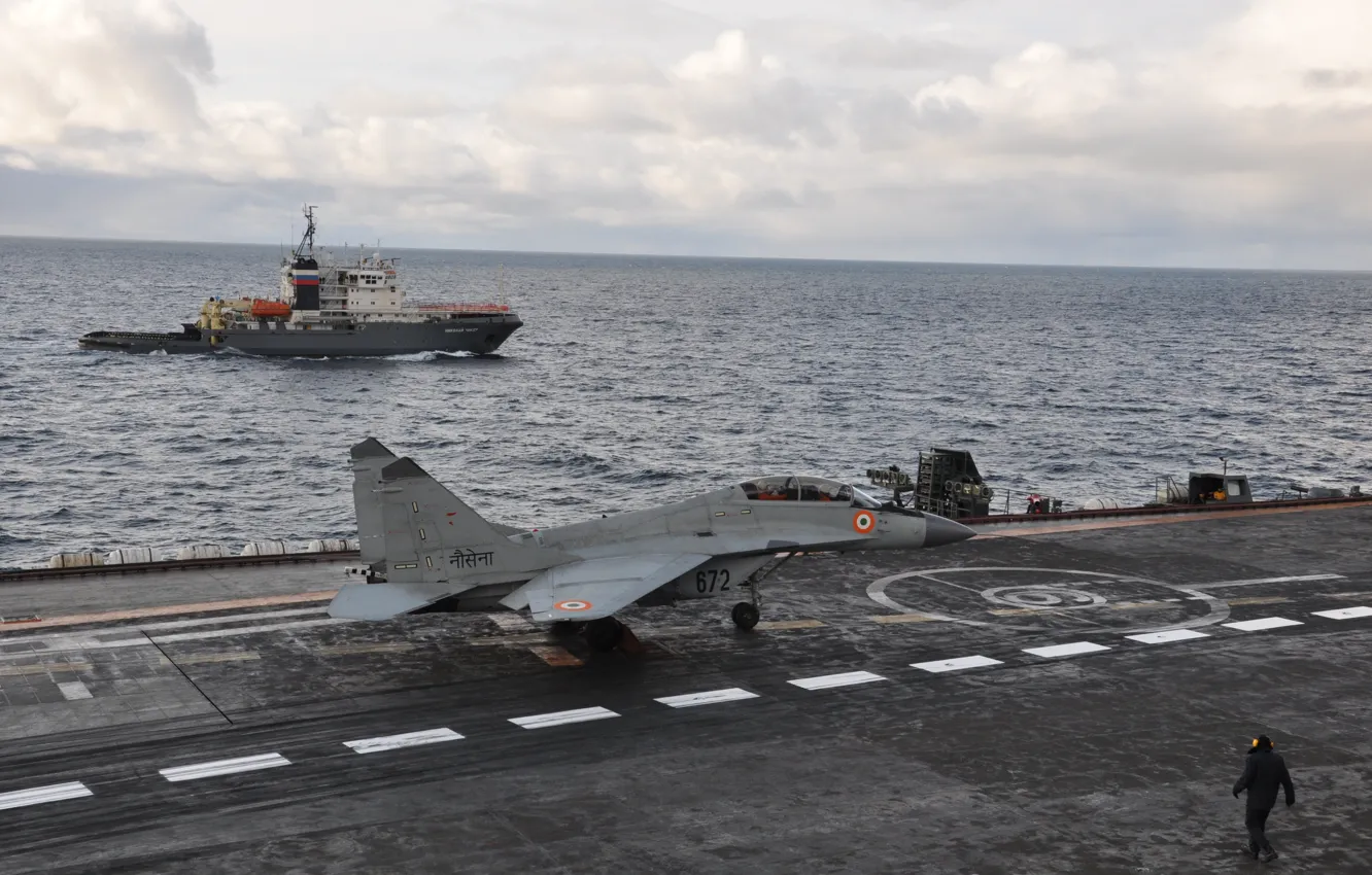 Фото обои облака, океан, палуба, Авианосец, подготовка к взлету, МиГ-29 КУБ, MiG-29KUB, ВВС Индии