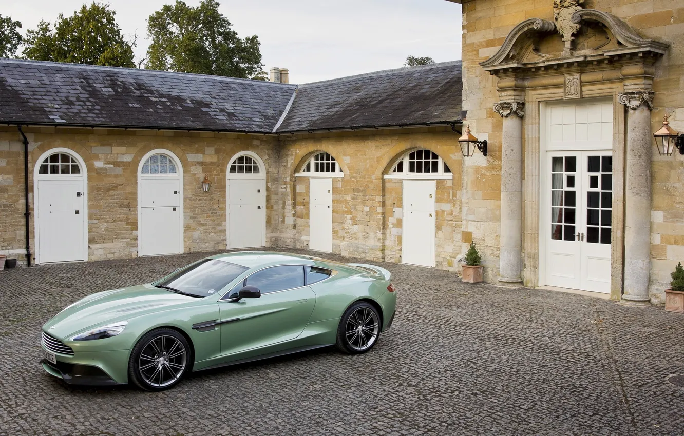 Фото обои Aston Martin, Брусчатка, Здание, Автомобиль, Vanquish, AM310, Фисташковый