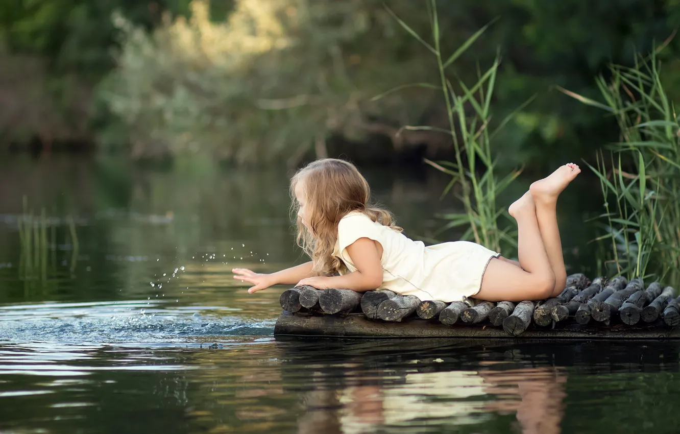 Фото обои лето, трава, вода, природа, река, игра, платье, девочка