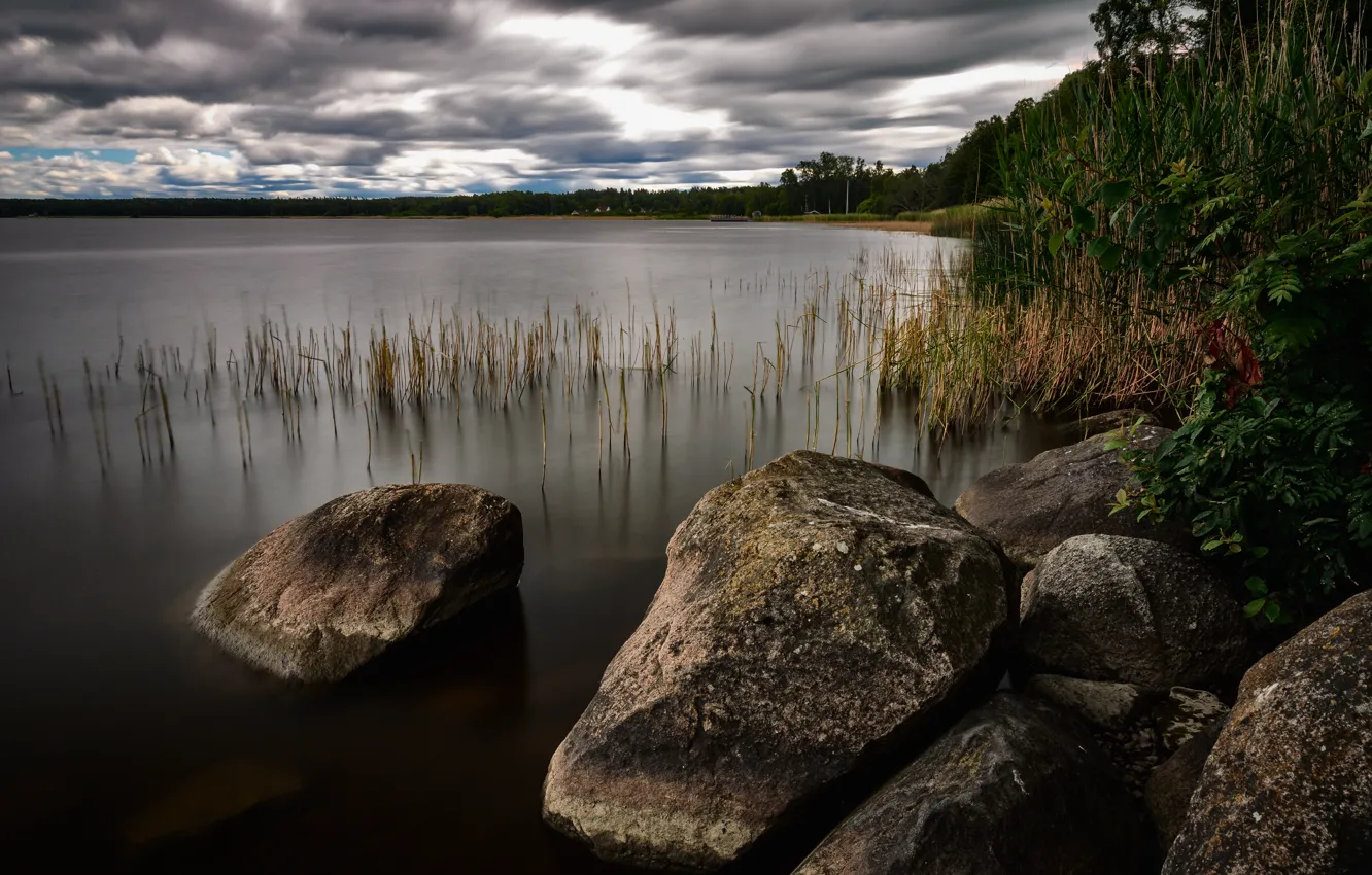 озеро с камнями