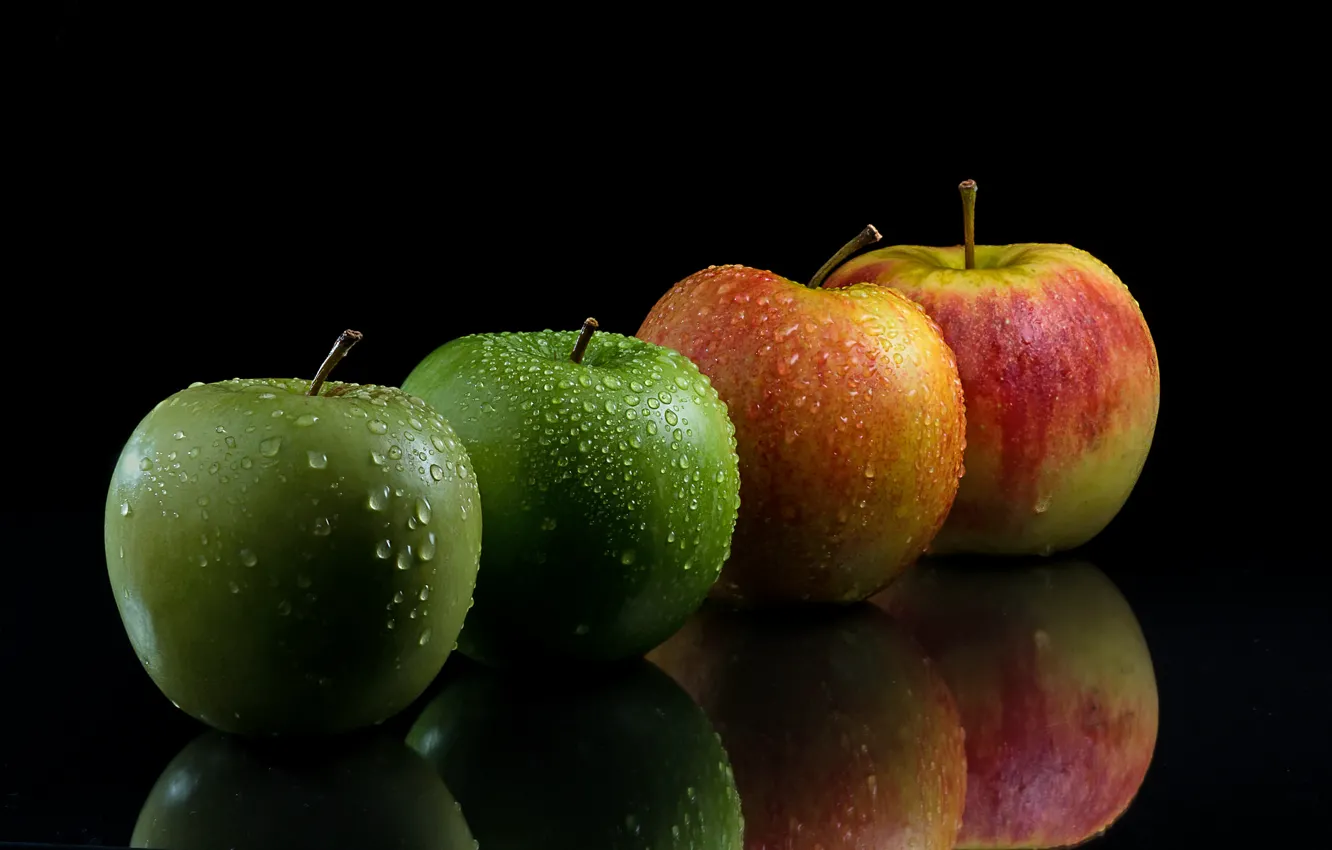 Фото обои капли, яблоки, чёрный фон