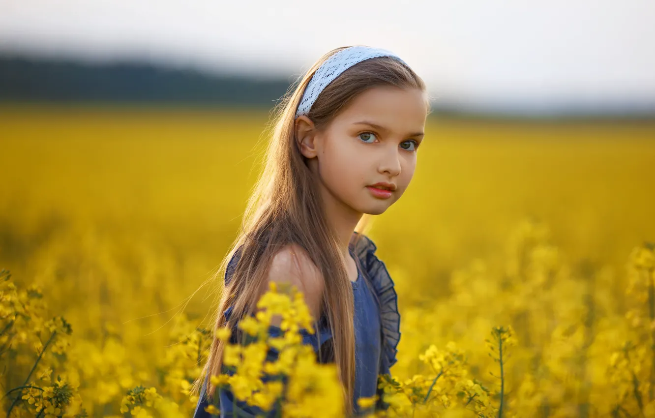Фото обои поле, лето, взгляд, природа, платье, девочка, травы, ребёнок