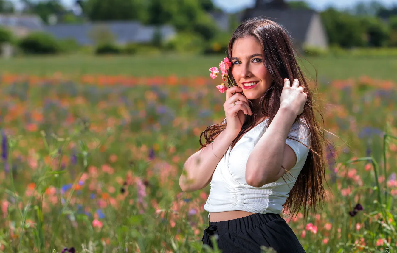 Фото обои девушка, улыбка, боке, Eliza, на лугу
