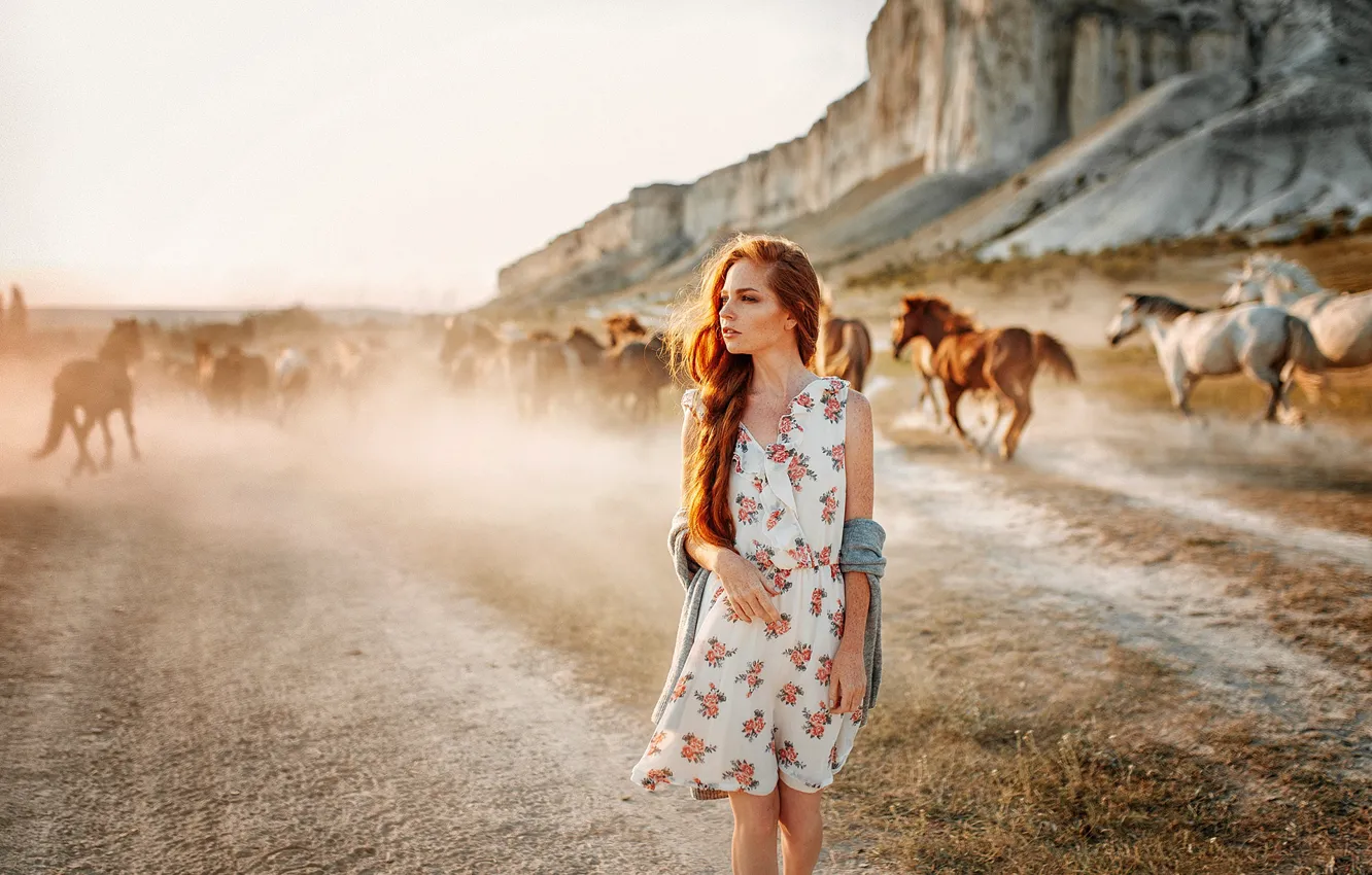 Фото обои поле, девушка, солнце, пейзаж, горы, скалы, макияж, долина