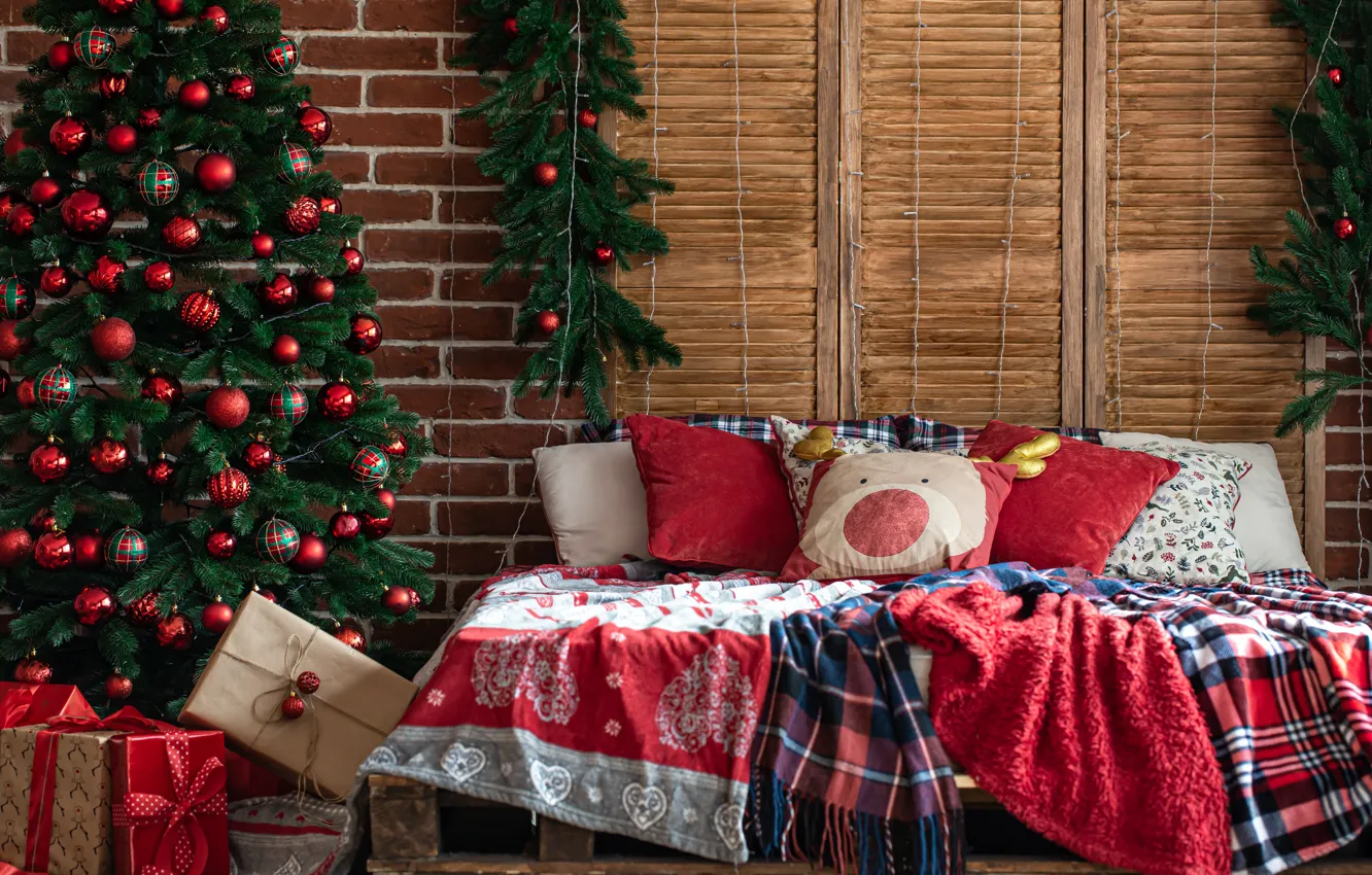 Фото обои украшения, шары, елка, кровать, интерьер, подушки, Рождество, подарки